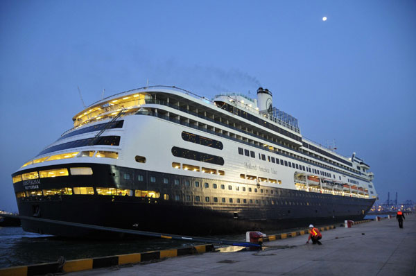 Cruise ships bring tourists to Tianjin
