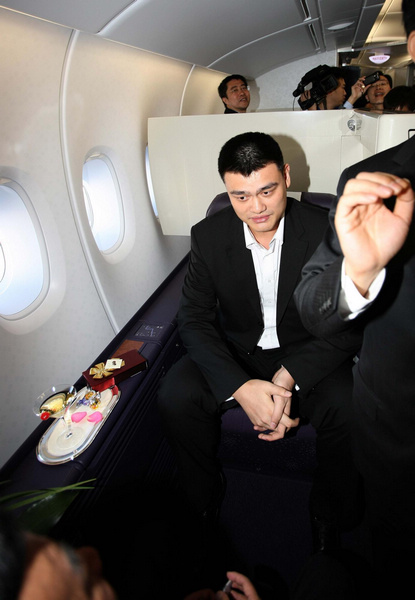 Yao Ming joins China's 1st A380 maiden voyage