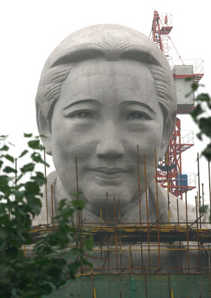 Soong Ching Ling statue going up in C China