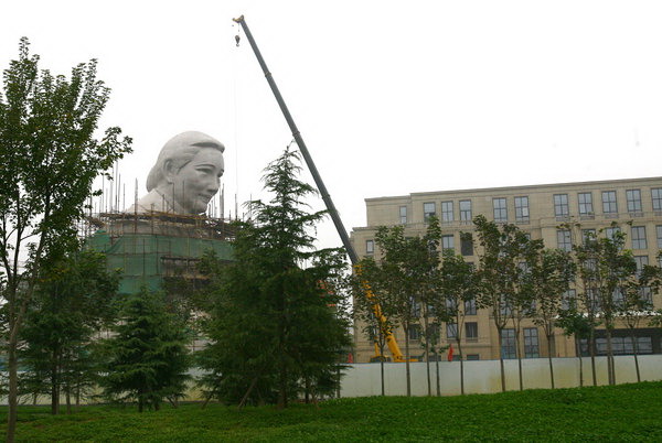 Soong Ching Ling statue going up in C China