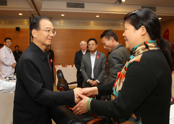 Premier Wen vows more aid to AIDS patients