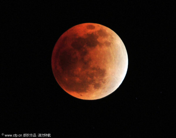 Chinese stargazers unite under 'Red Moon'