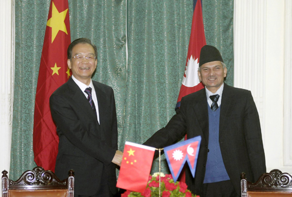 Wen embraces 'good neighbor' Nepal