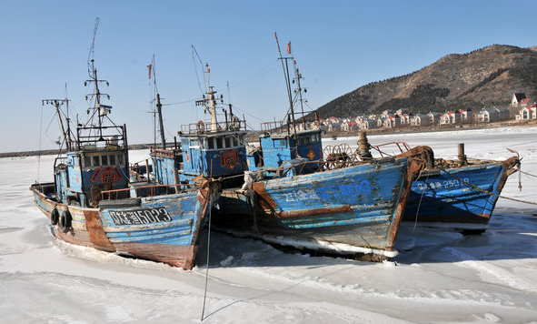 Bohai Sea freezes into massive ice rink