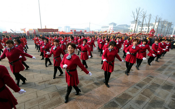 Chinese celebrate traditional Lantern Festival