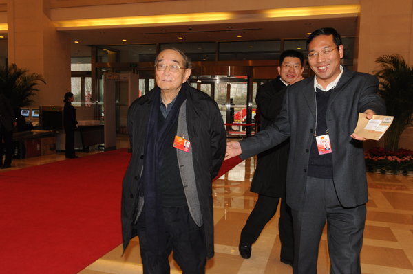 Deputies arrive in Beijing for two sessions