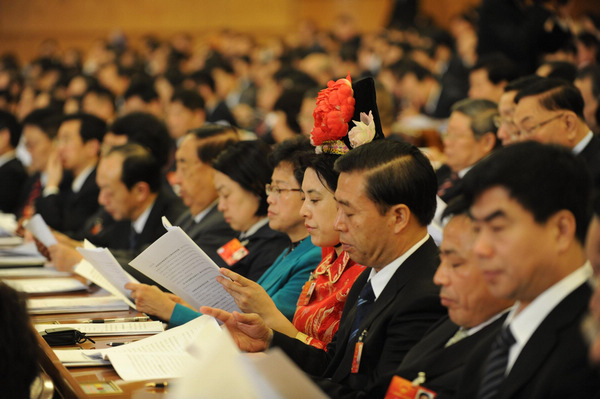 Photo: NPC deputies concentrate on work report