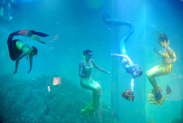 Mermaids delight shoppers in NE China
