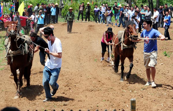 Foreigners learn Chinese farming skills