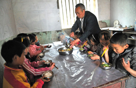 Tujia students enjoy nutritious lunch