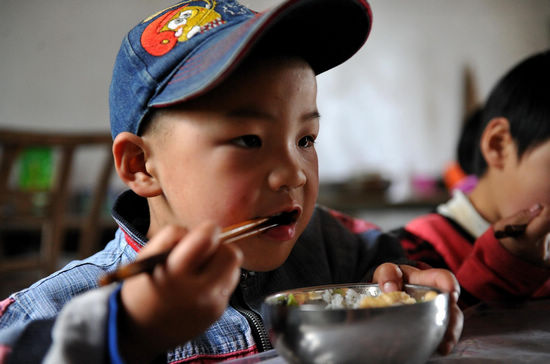 Tujia students enjoy nutritious lunch