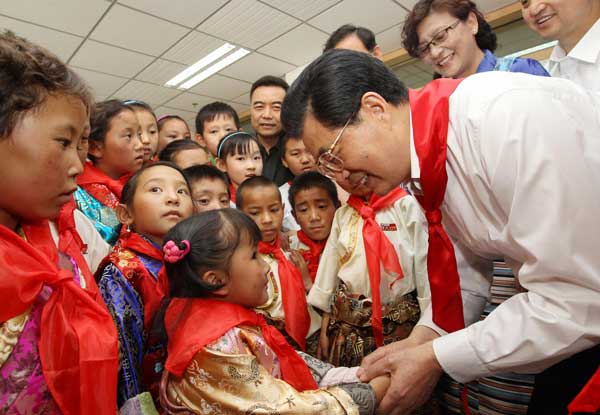 Hu visits children ahead of Children's Day