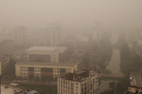 Yellow haze shrouds Nanjing