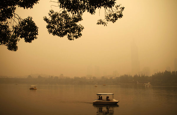 Yellow haze shrouds Nanjing