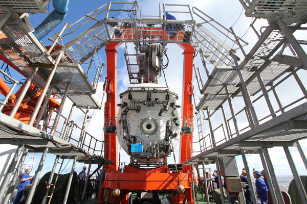Chinese submersible starts dive in Mariana Trench