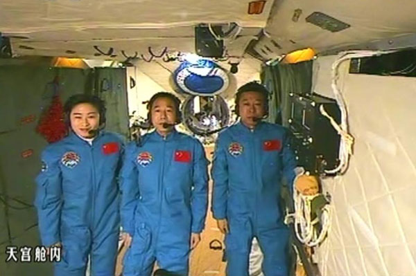 Hu talks with astronauts aboard Tiangong-1