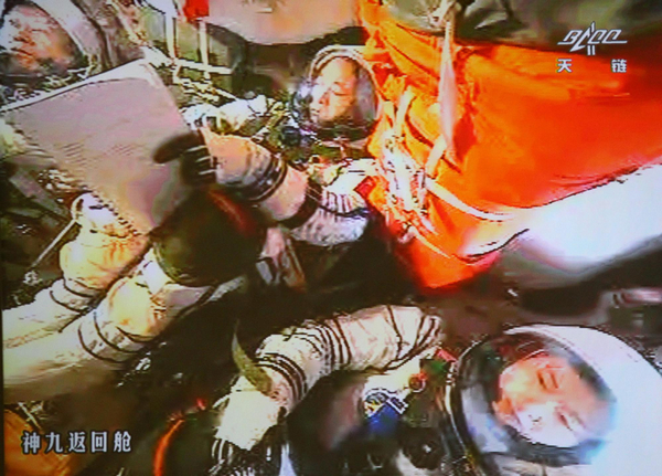 Astronauts return from China's first manned space docking