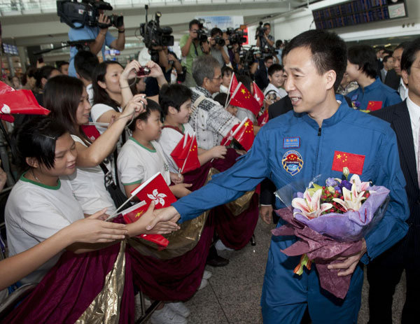 Shenzhou IX astronauts share feelings with HK media
