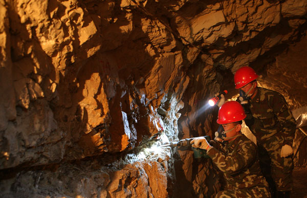 Soldiers of fortune target gold deposits
