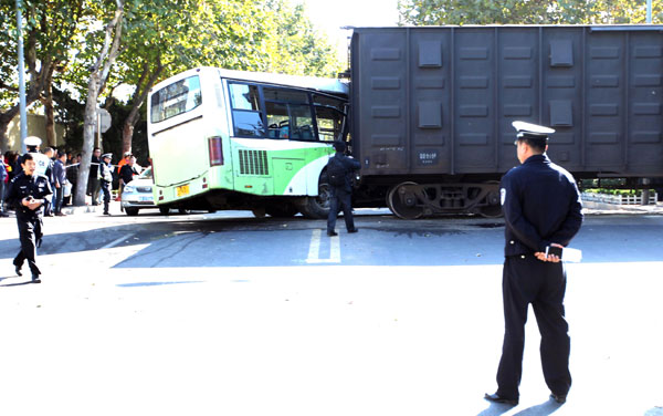 Bus-train crash injures 15 passengers