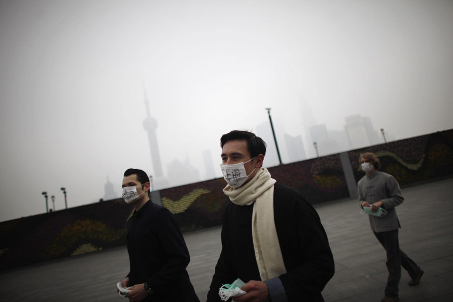 Expatriates distribute face masks in Shanghai