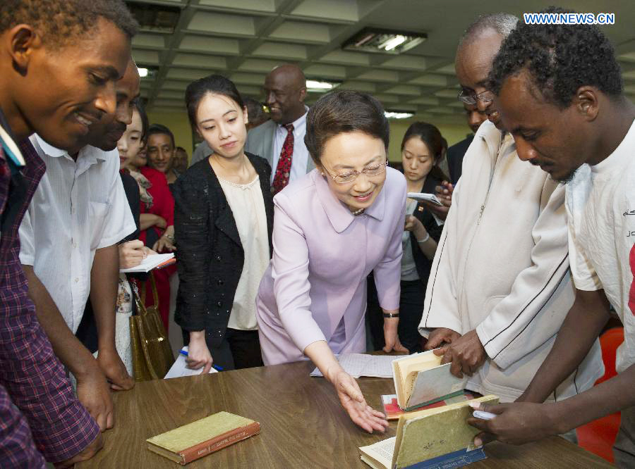 Premier Li's wife visits Addis Ababa University in Ethiopia
