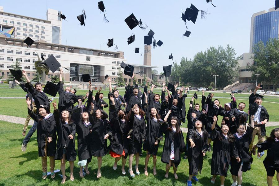 Photo opps for China's new grads