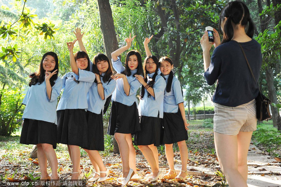 Photo opps for China's new grads