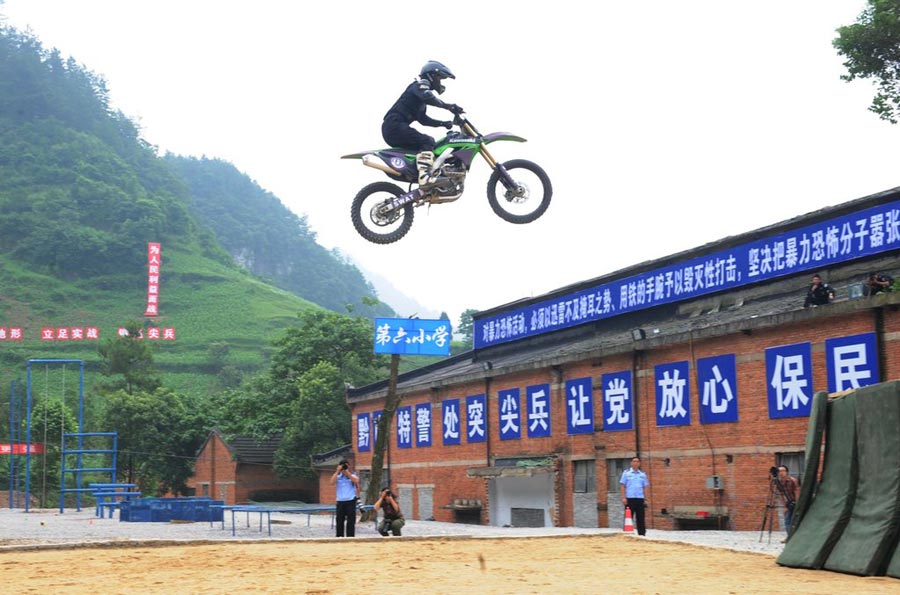 Guizhou SWAT stunts in anti-terrorist drill