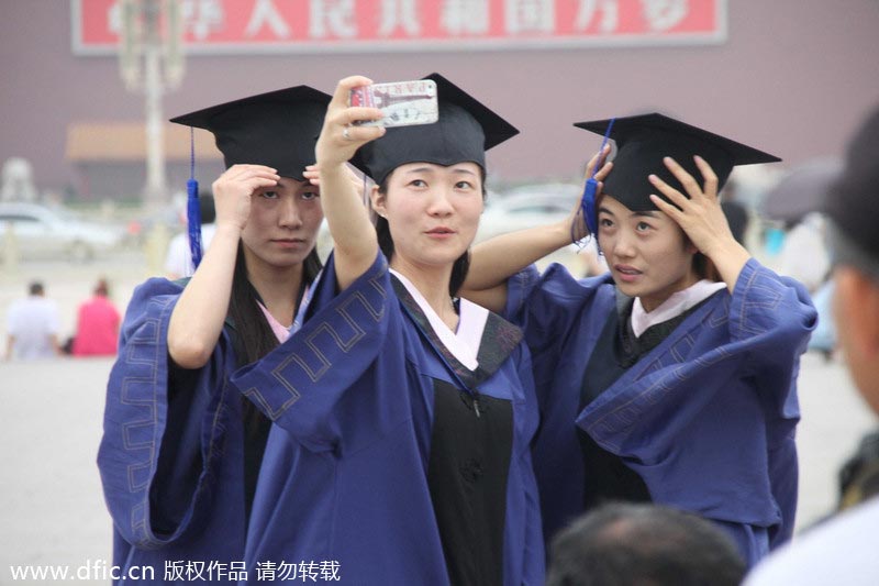 Creative graduation photos on Tian'anmen Square