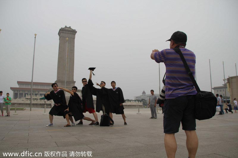 Creative graduation photos on Tian'anmen Square