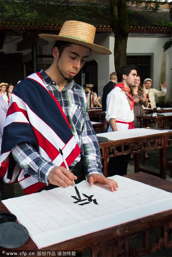 Students out to make their mark in Chinese calligraphy