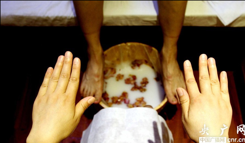 foot masseuse makes a living in city