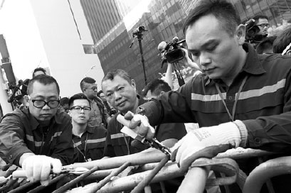 Officers clear first protest area in HK