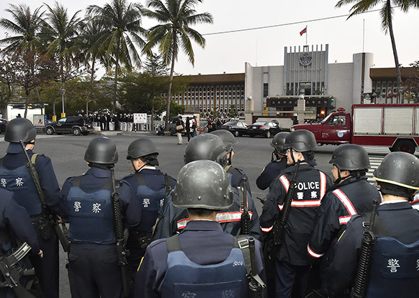 Official says hostage takers shoot selves in Taiwan prison