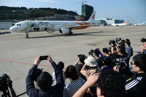 Two pandas leave mainland for Macao