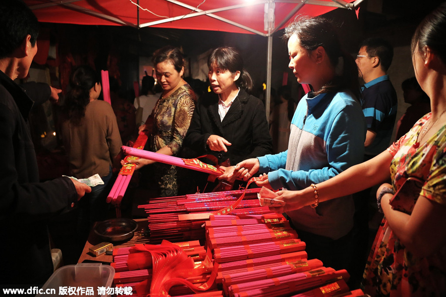 <EM>Gaokao</EM> countdown begins with incense and prayers