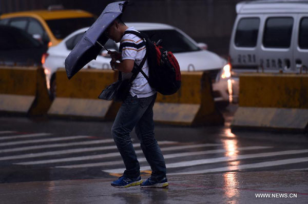 Typhoon Dujuan makes landfall, disrupts traffic in Taiwan
