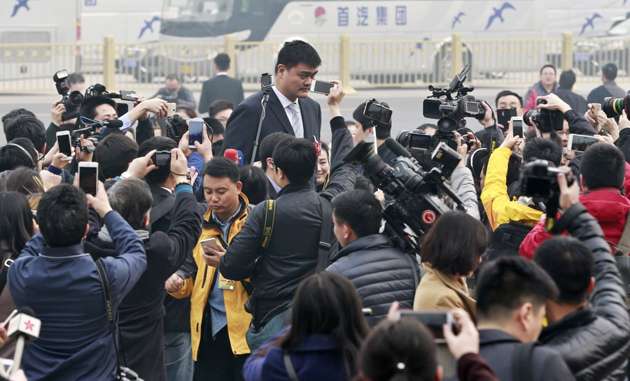 CPPCC members mobbed by media at opening session