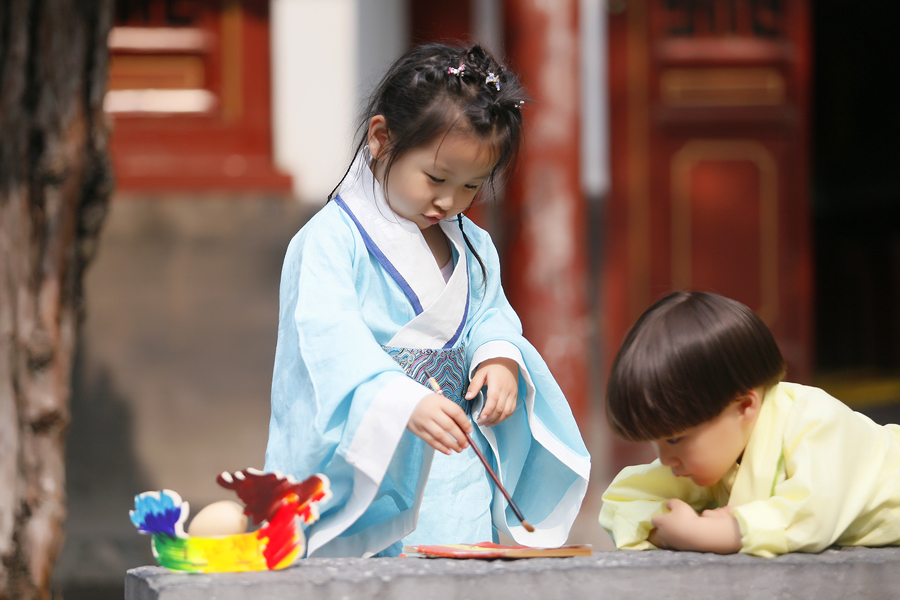Kids in <EM>hanfu</EM> celebrate Dragon Boat Festival