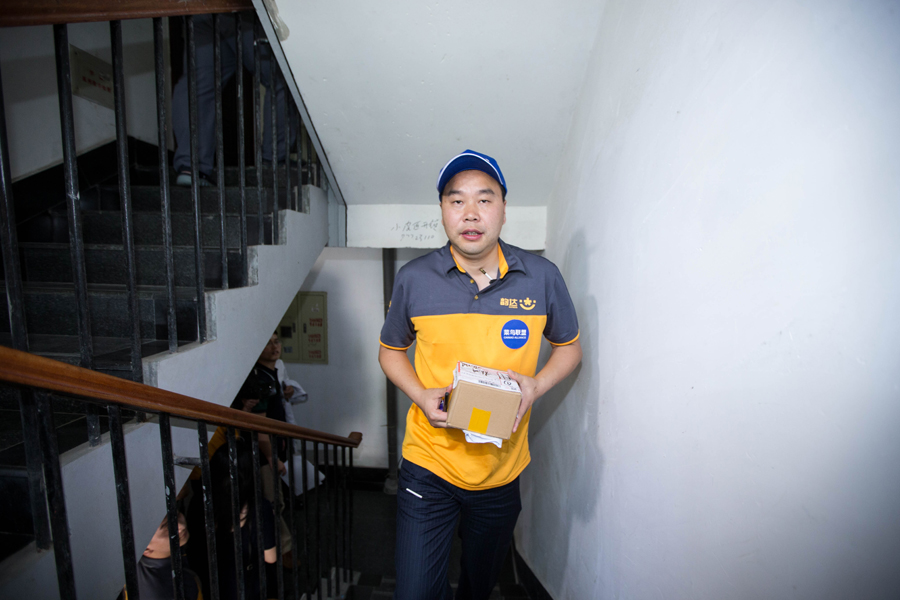 Leaders of Chinese giant express companies deliver packages in person