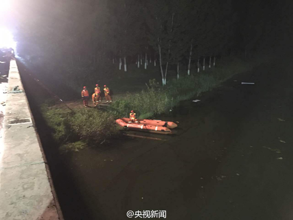 Bus rushes out of expressway in North China, 26 killed