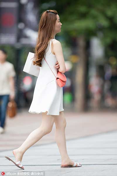 High temperature brings fashion trends to Shanghai