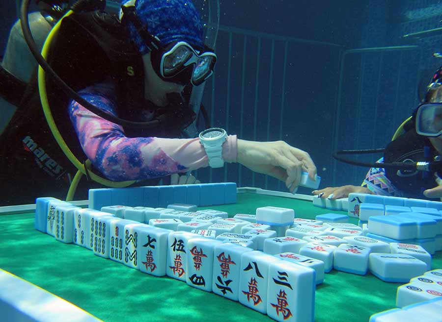 Fancy diving and mahjong at same time? No problem