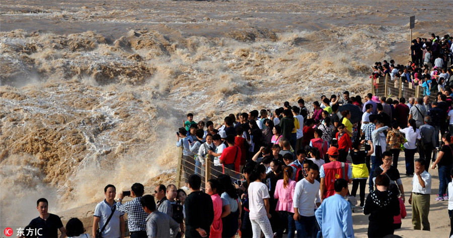 Massive surge of tourists at Hukou Waterfall