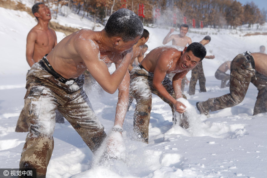 Soldiers bathe in snow in minus 20 in Northeast China