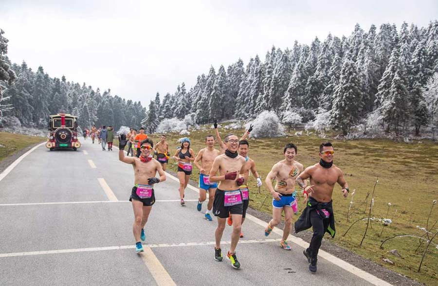 Runners brace against the chill at Chongqing marathon