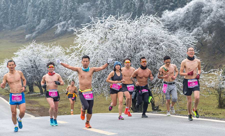 Runners brace against the chill at Chongqing marathon
