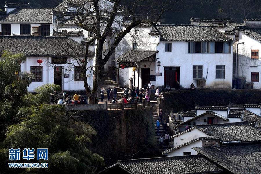 Village on edge of cliff draws visitors