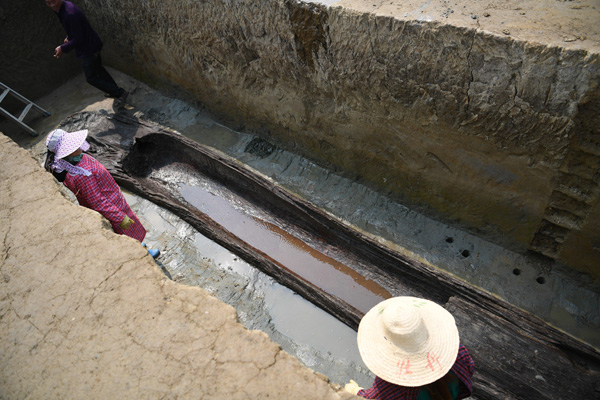 Ancient boat-shaped coffins found in Sichuan